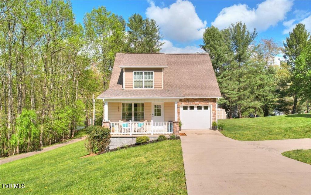 Photo of 712 Lake Point Drive, Piney Flats, TN 37686 (MLS # 9978491)