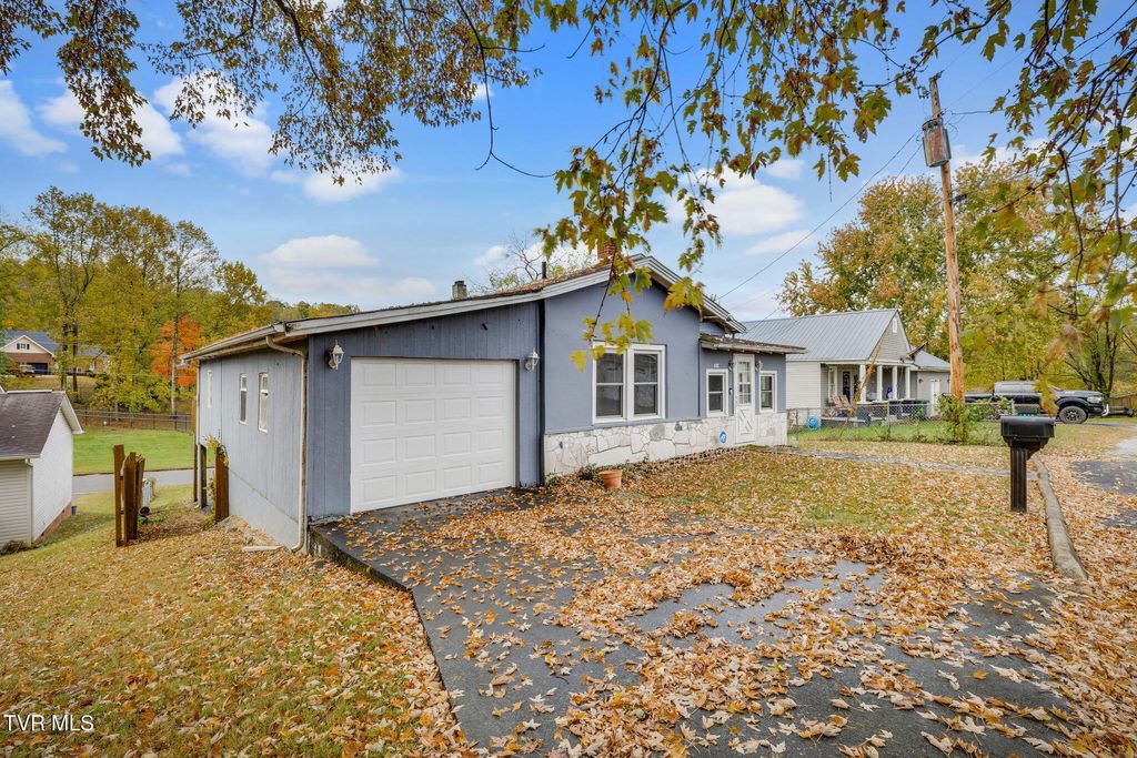 Photo of 1614 Burgie St St, Elizabethton, TN 37643 (MLS # 9987764)