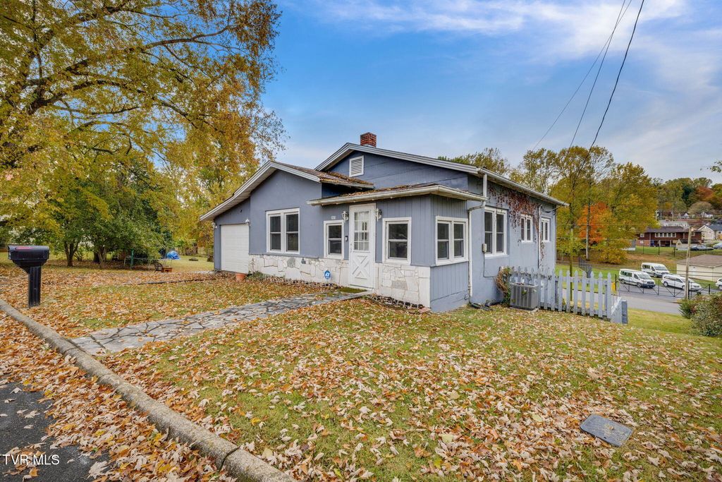 Photo of 1614 Burgie St St, Elizabethton, TN 37643 (MLS # 9987764)