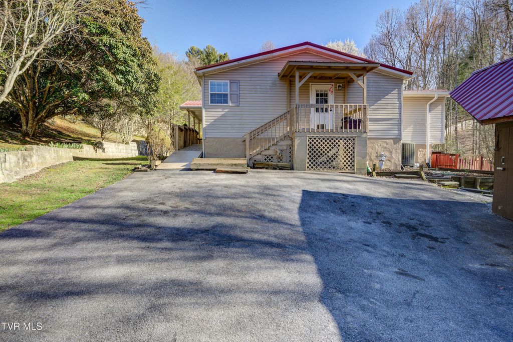 Photo of 126 Elizabeth Ann Drive, Johnson City, TN 37601 (MLS # 9992353)
