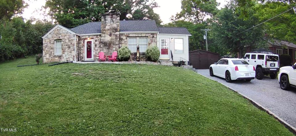 Photo of 423 Circle Drive, Rogersville, TN 37857 (MLS # 9995484)