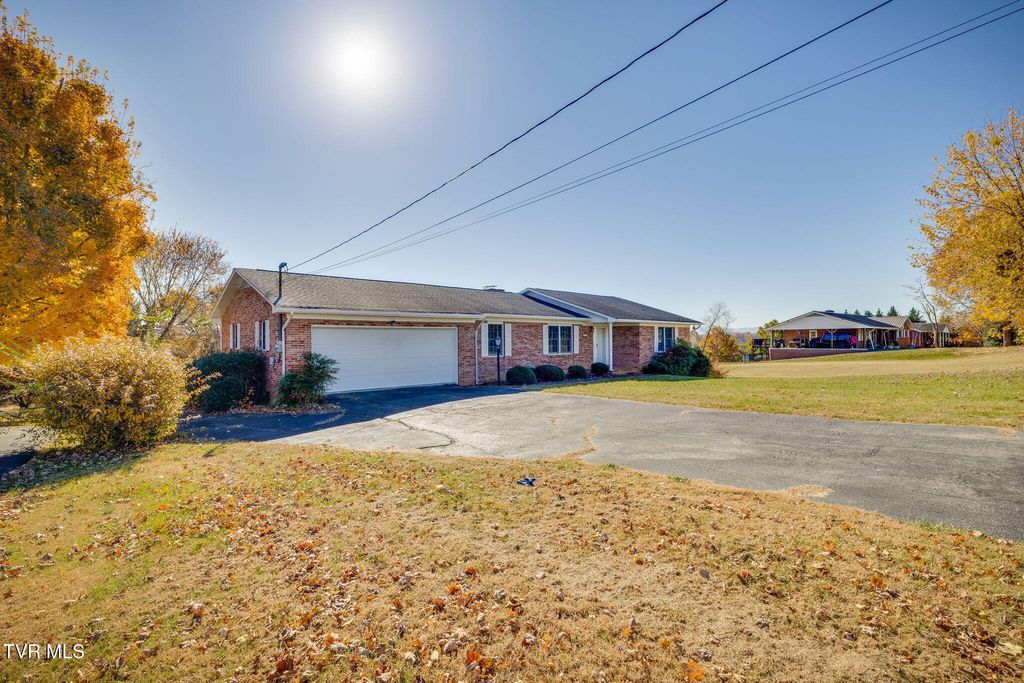 Photo of 107 Mountain View Circle, Piney Flats, TN 37686 (MLS # 9988104)