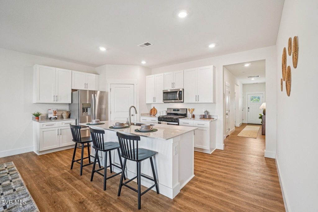 Photo of 672 Saint Andrews Drive Dr, Kingsport, TN 37664 (MLS # 9984555)