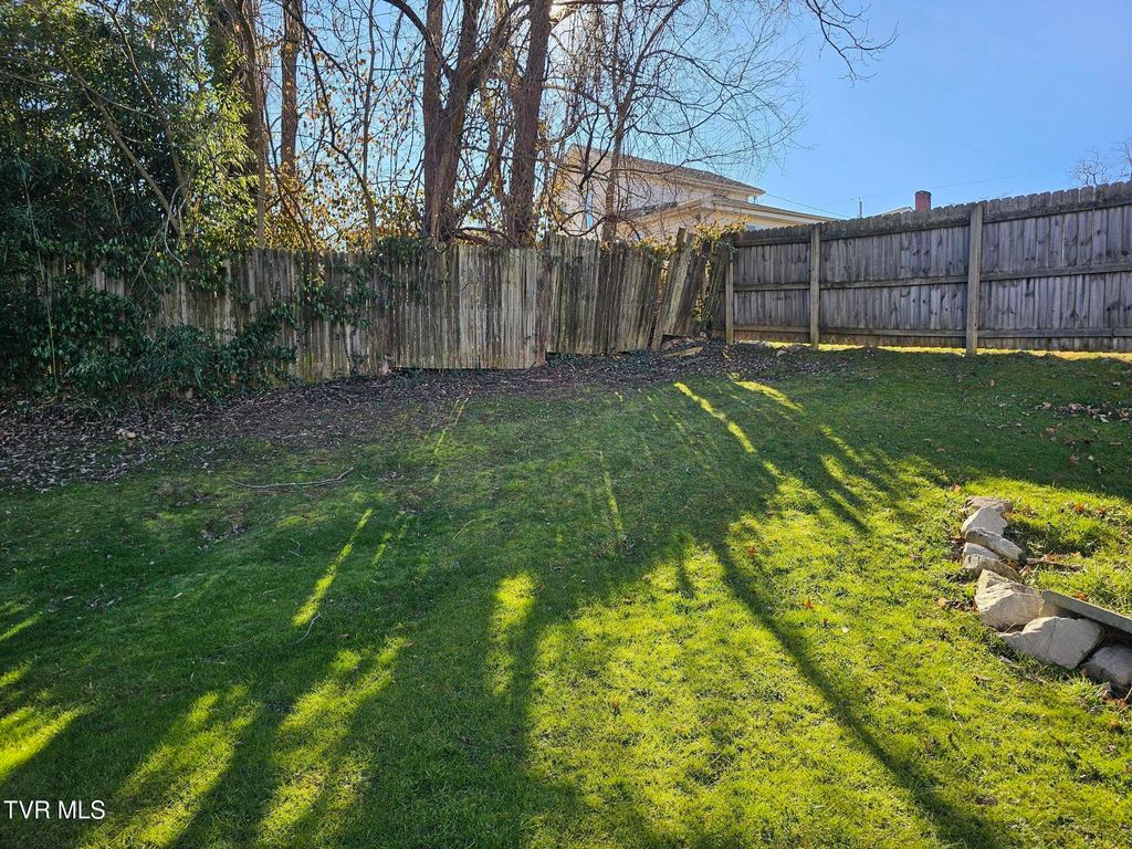 Photo of 108 K Street, Elizabethton, TN 37643 (MLS # 9990049)