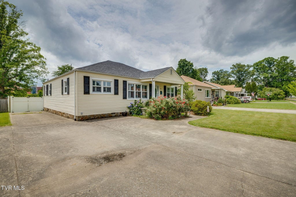 Photo of 1826 Kenwood Road, Kingsport, TN 37664 (MLS # 9996248)