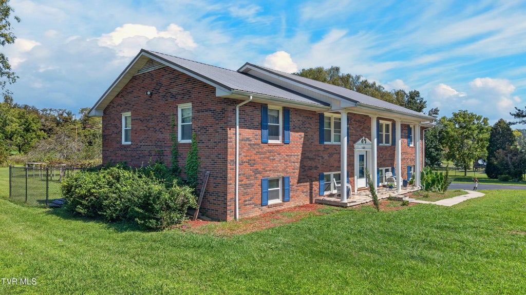 Photo of 819 Redwood Drive, Mount Carmel, TN 37645 (MLS # 10000194)
