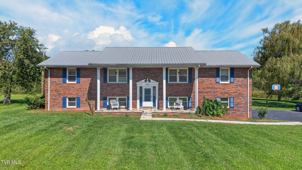 Photo of 819 Redwood Drive, Mount Carmel, TN 37645 (MLS # 10000194)