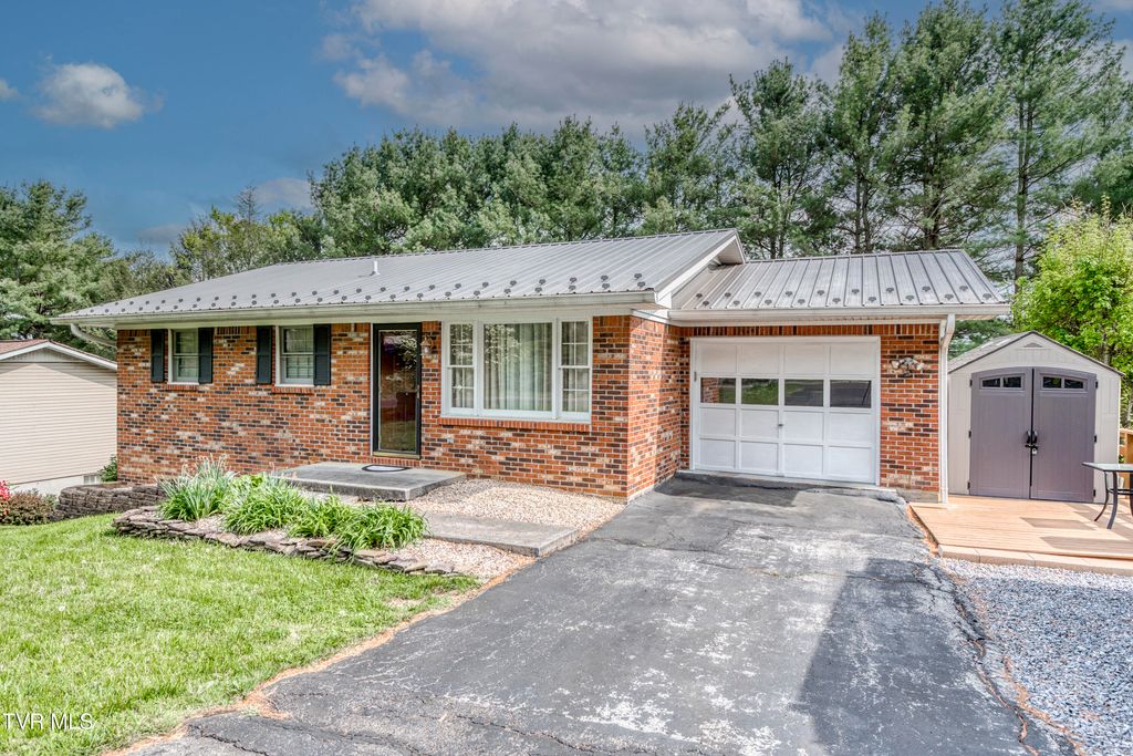 Photo of 226 High Oak Drive, Bristol, VA 24201 (MLS # 9990642)