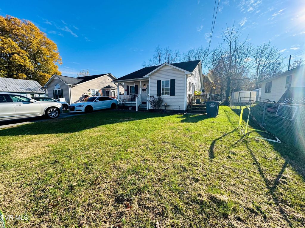Photo of 1005 Robertson Street, Kingsport, TN 37660 (MLS # 9988135)