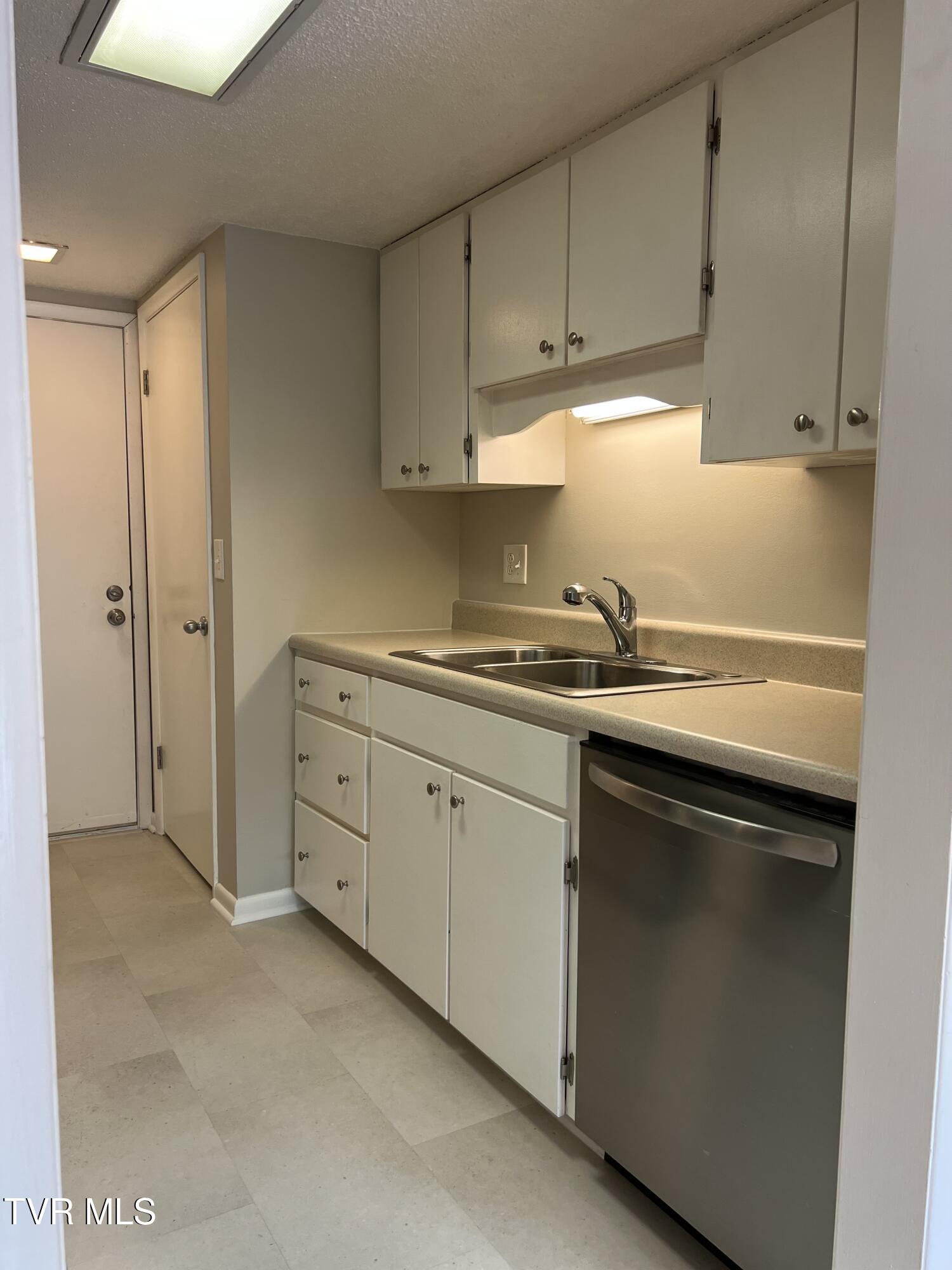 Johnson City, Tennessee 37601, United States, 2 Bedrooms Bedrooms, ,2 BathroomsBathrooms,Residential,Pending,184765