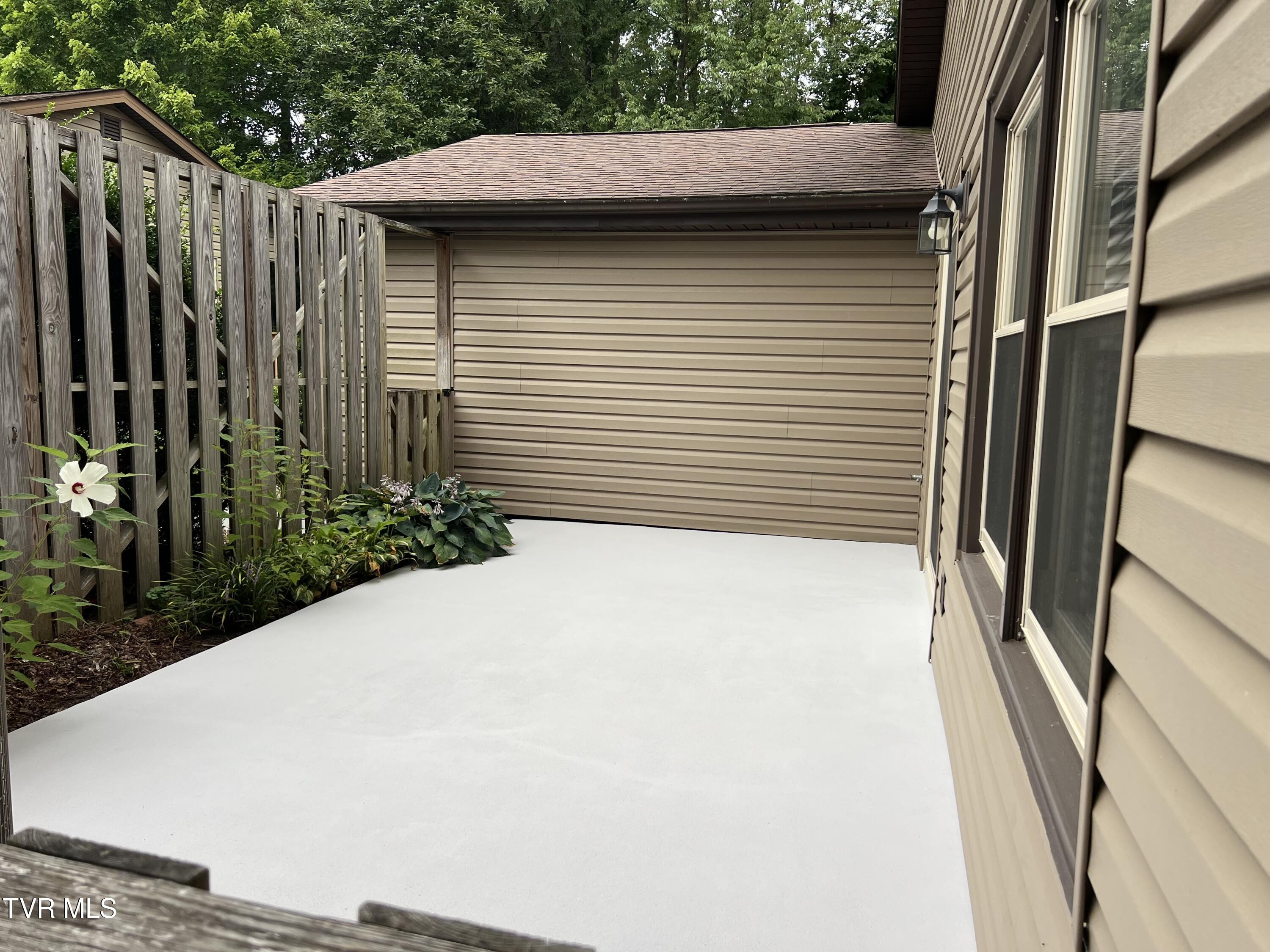 Johnson City, Tennessee 37601, United States, 2 Bedrooms Bedrooms, ,2 BathroomsBathrooms,Residential,Pending,184765