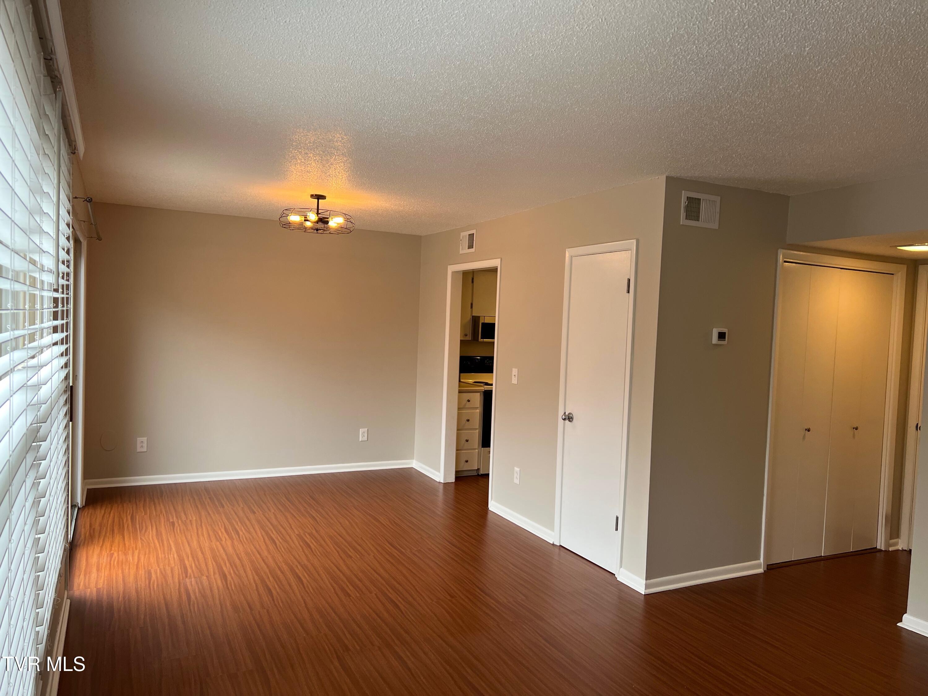 Johnson City, Tennessee 37601, United States, 2 Bedrooms Bedrooms, ,2 BathroomsBathrooms,Residential,Pending,184765