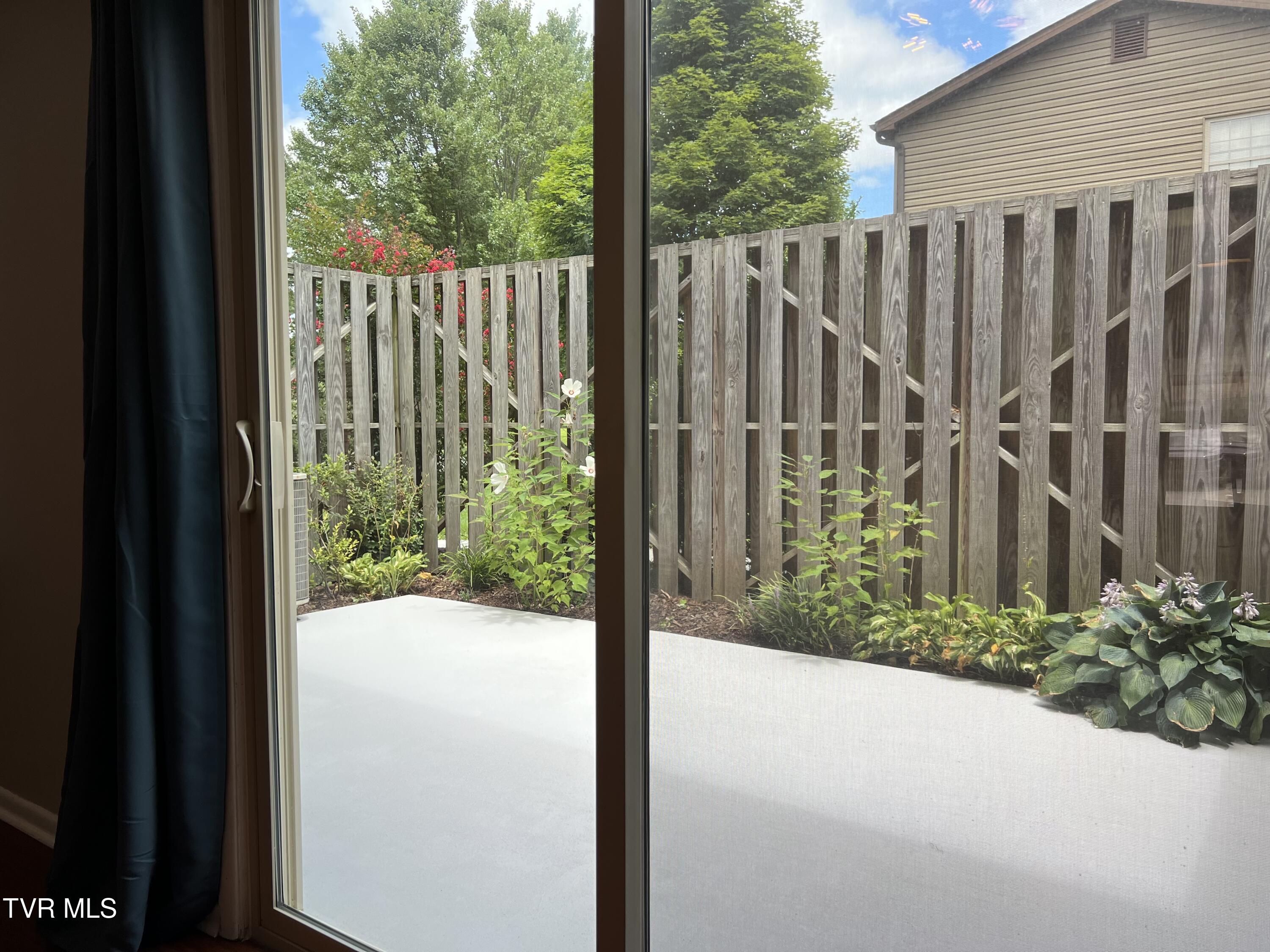 Johnson City, Tennessee 37601, United States, 2 Bedrooms Bedrooms, ,2 BathroomsBathrooms,Residential,Pending,184765