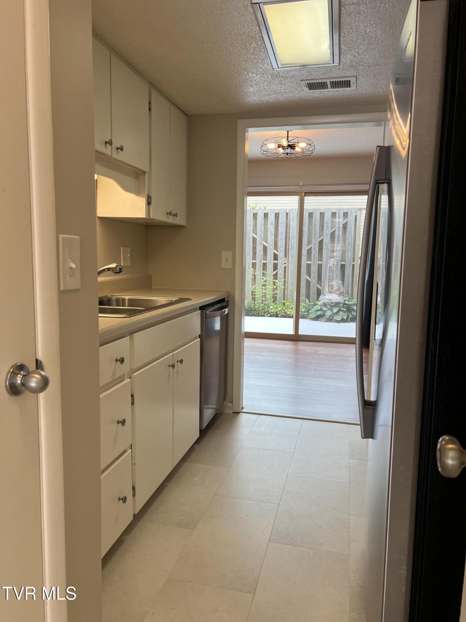 Johnson City, Tennessee 37601, United States, 2 Bedrooms Bedrooms, ,2 BathroomsBathrooms,Residential,Pending,184765