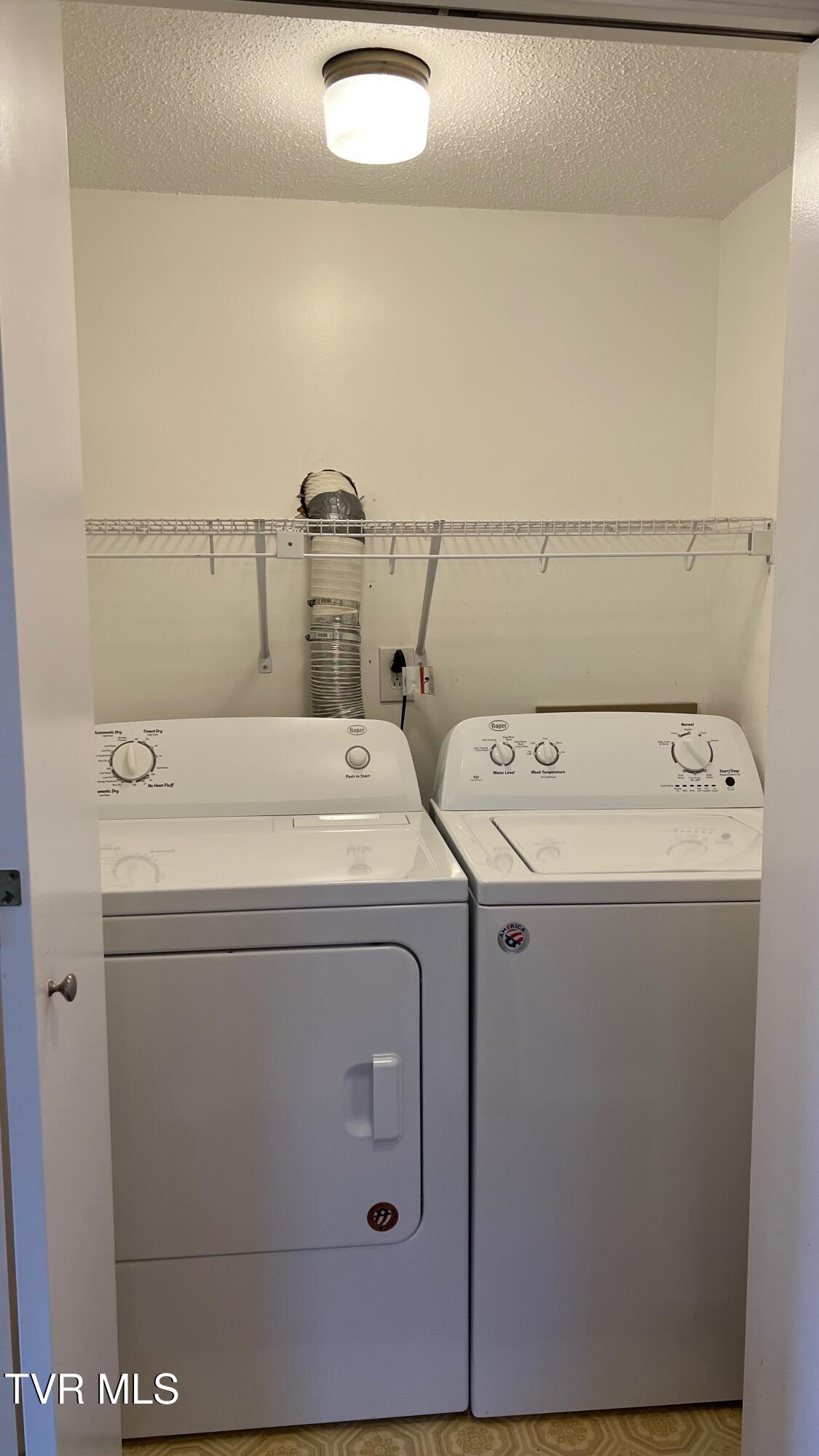 Johnson City, Tennessee 37601, United States, 2 Bedrooms Bedrooms, ,2 BathroomsBathrooms,Residential,Pending,184765