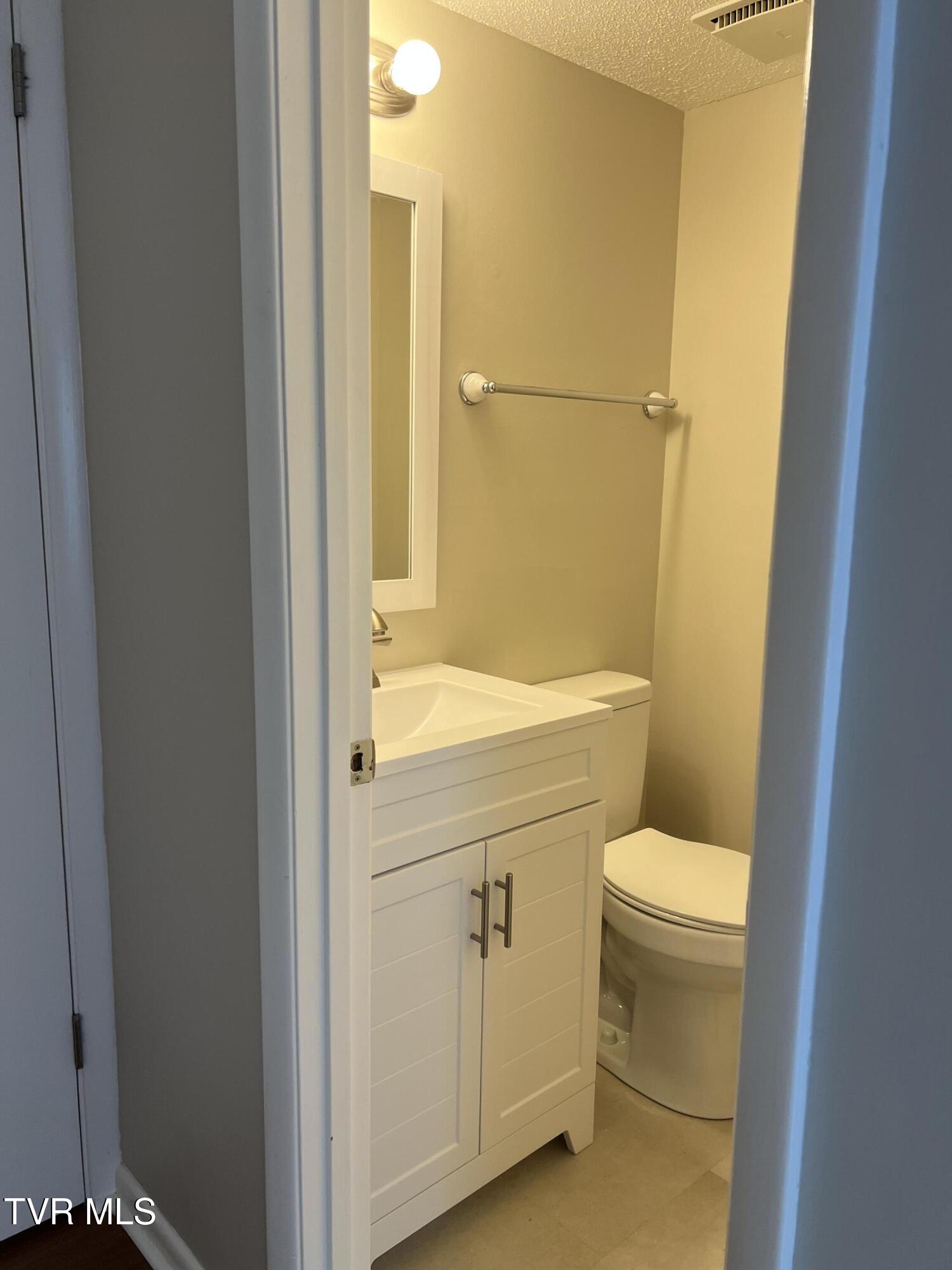 Johnson City, Tennessee 37601, United States, 2 Bedrooms Bedrooms, ,2 BathroomsBathrooms,Residential,Pending,184765