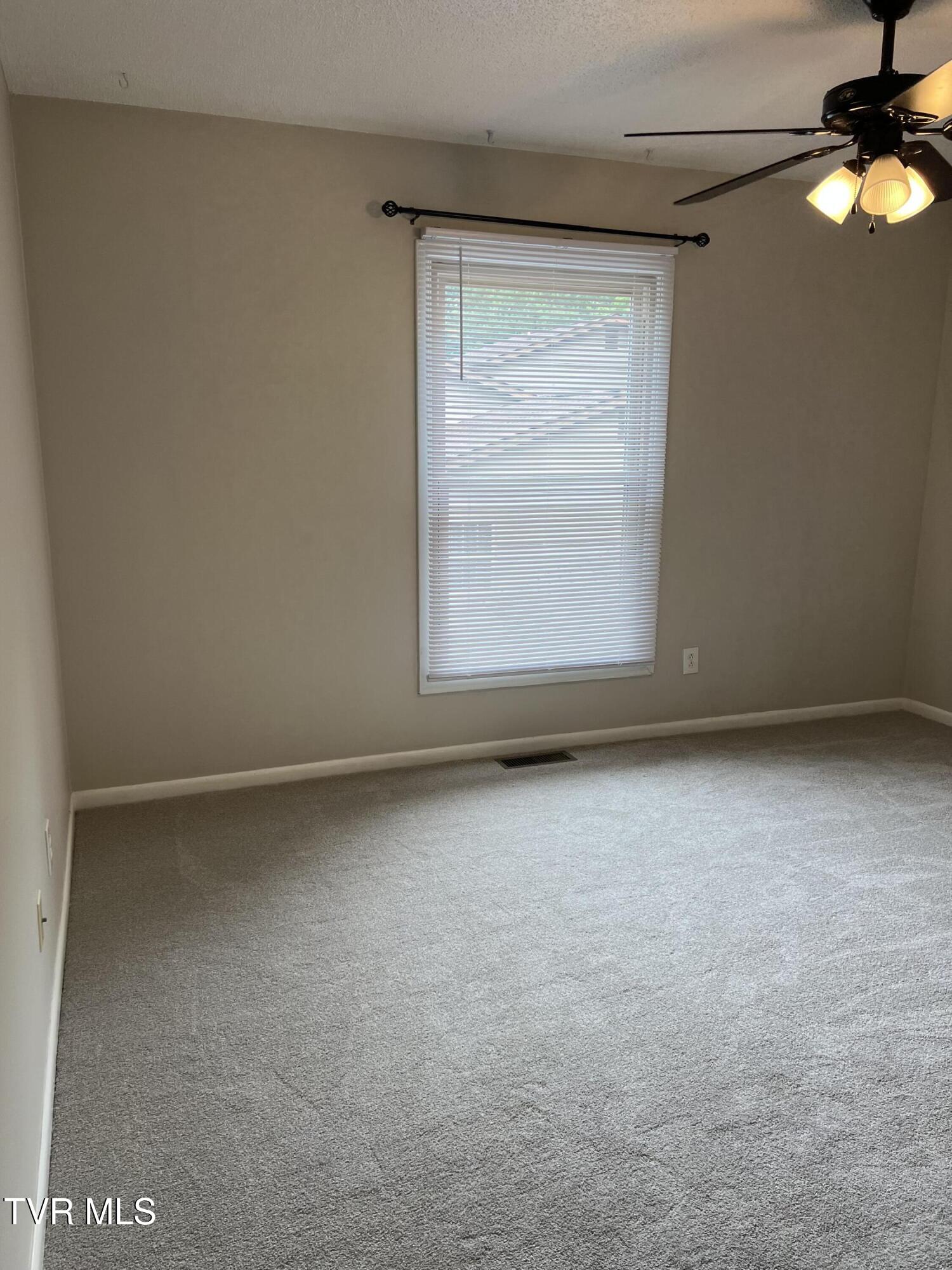 Johnson City, Tennessee 37601, United States, 2 Bedrooms Bedrooms, ,2 BathroomsBathrooms,Residential,Pending,184765