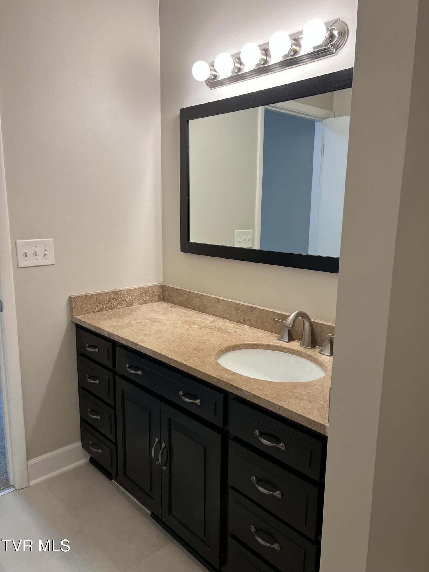 Johnson City, Tennessee 37601, United States, 2 Bedrooms Bedrooms, ,2 BathroomsBathrooms,Residential,Pending,184765