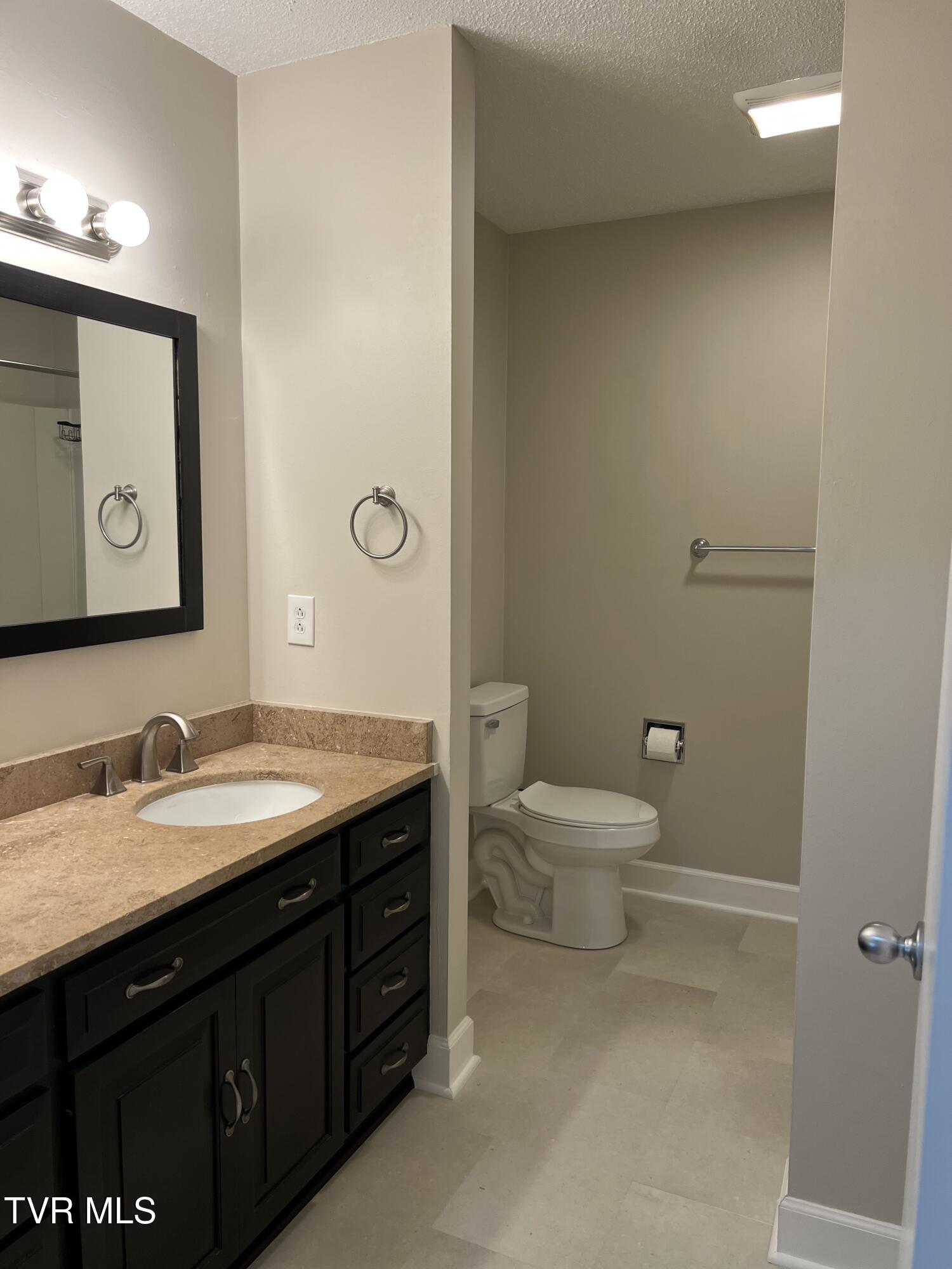 Johnson City, Tennessee 37601, United States, 2 Bedrooms Bedrooms, ,2 BathroomsBathrooms,Residential,Pending,184765