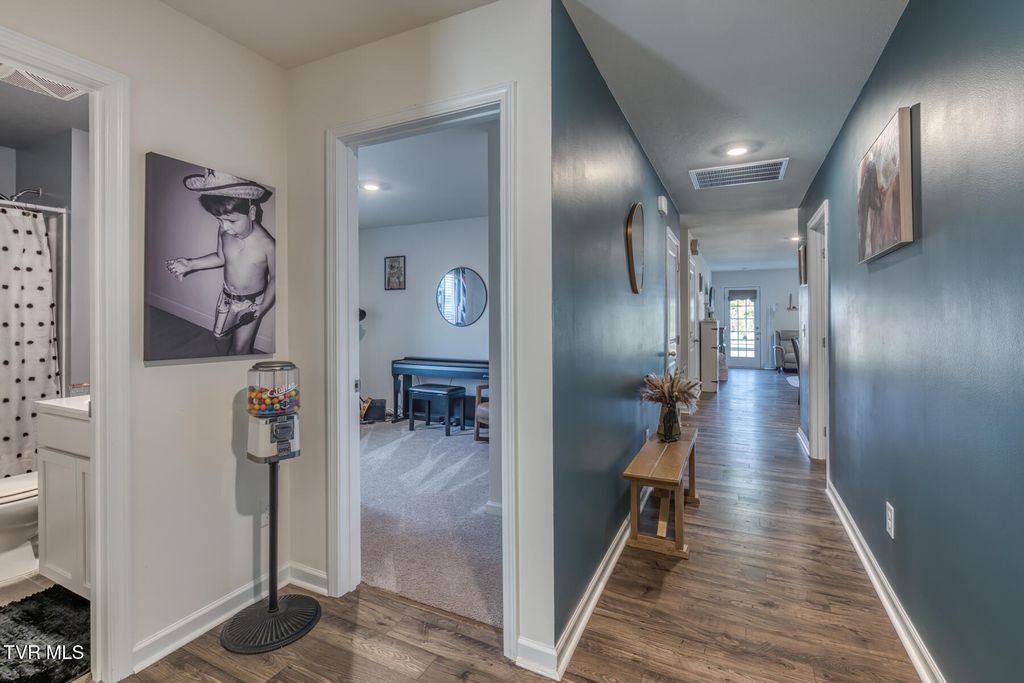 Photo of 1123 Clearwater Lane, Johnson City, TN 37601 (MLS # 9989038)