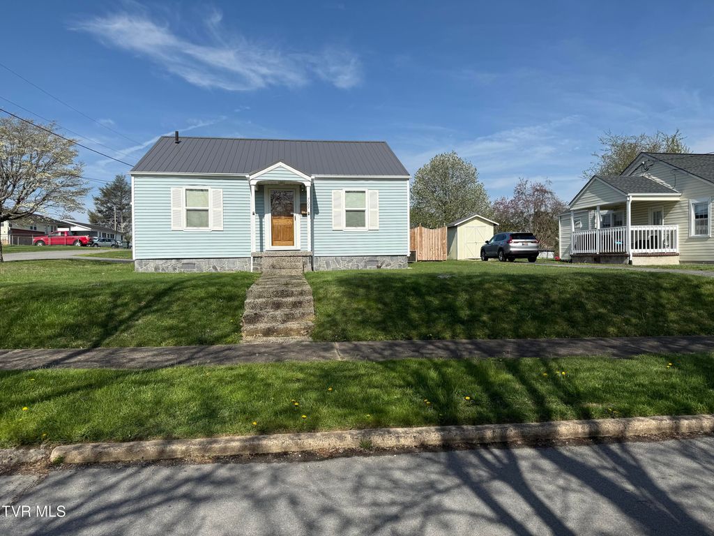 Photo of 709 2nd Street, Elizabethton, TN 37643 (MLS # 9993538)
