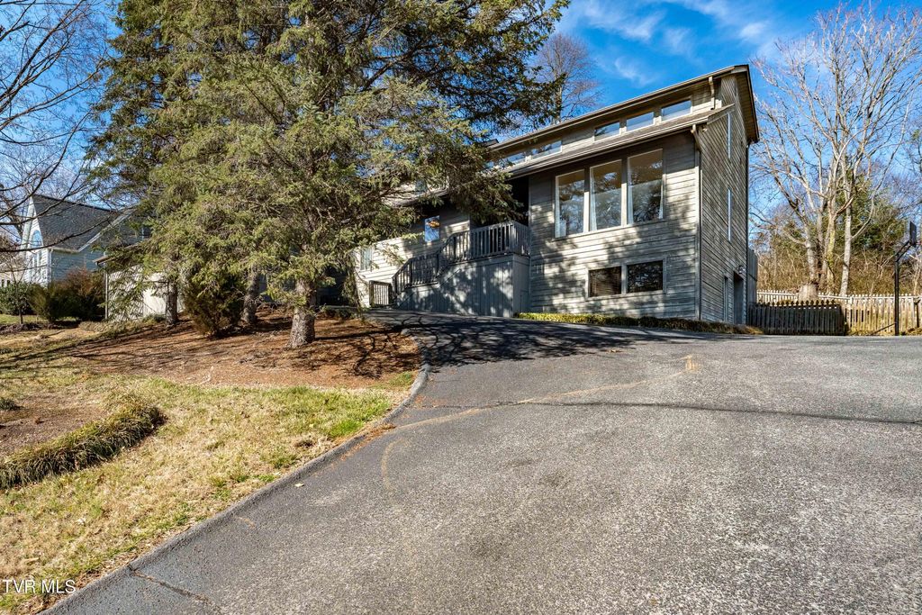 Photo of 3407 Bondwood Circle, Johnson City, TN 37604 (MLS # 9991503)