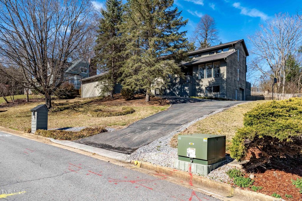 Photo of 3407 Bondwood Circle, Johnson City, TN 37604 (MLS # 9991503)