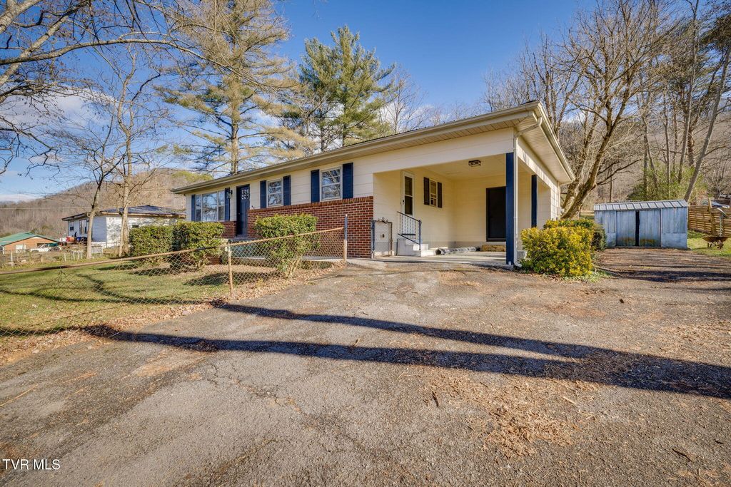 Photo of 319 Cross Road, Rogersville, TN 37857 (MLS # 9989202)