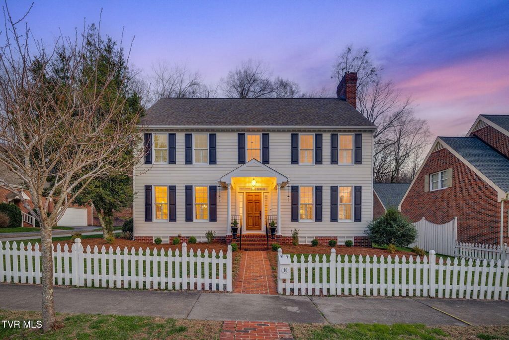 Photo of 10 Pendleton Place, Kingsport, TN 37664 (MLS # 9992174)