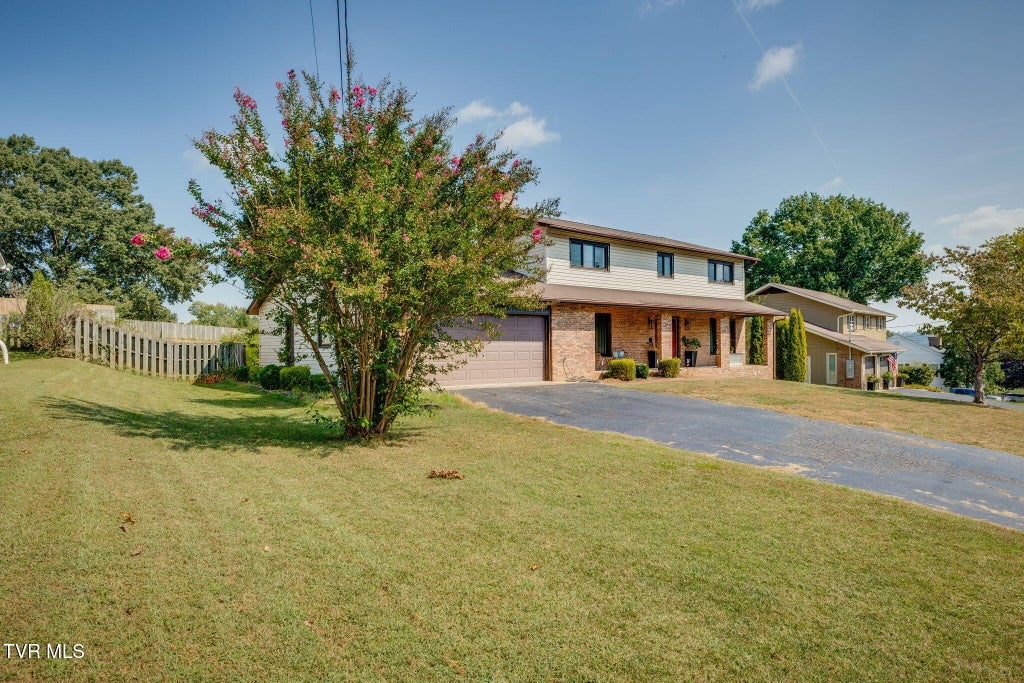 Photo of 429 Oakmont Drive, Kingsport, TN 37663 (MLS # 10001244)