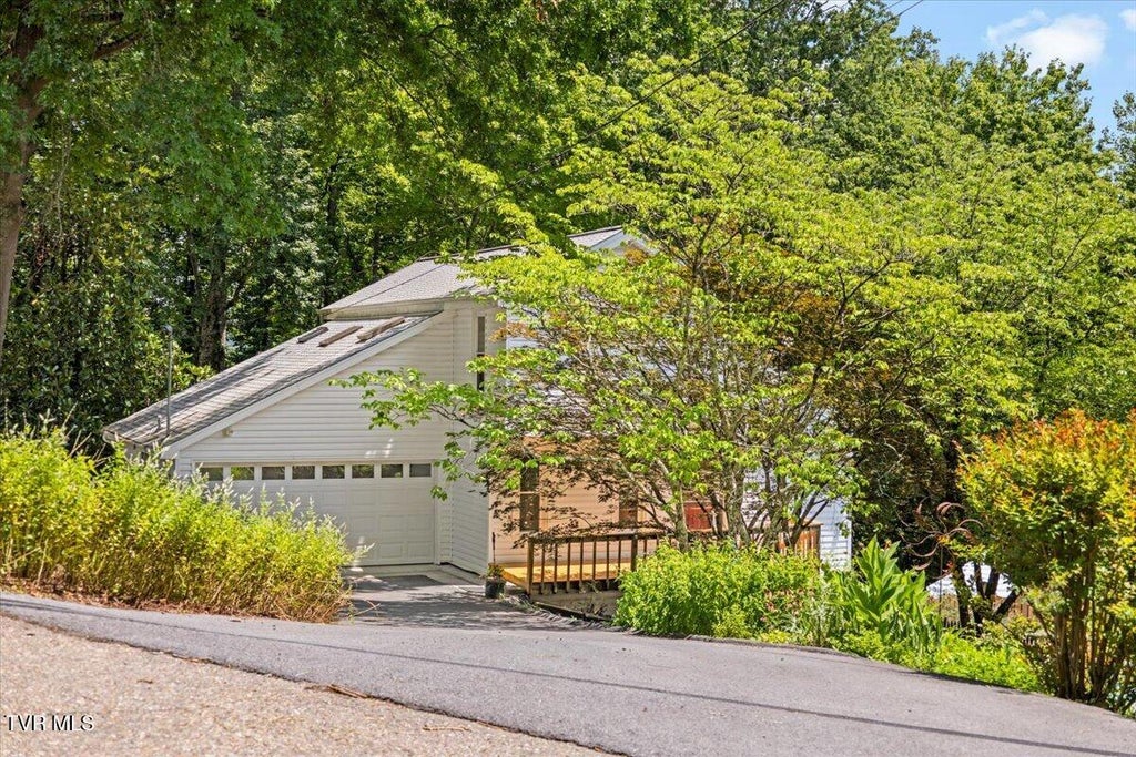 Photo of 4235 Skyland Lane, Kingsport, TN 37664 (MLS # 9998559)