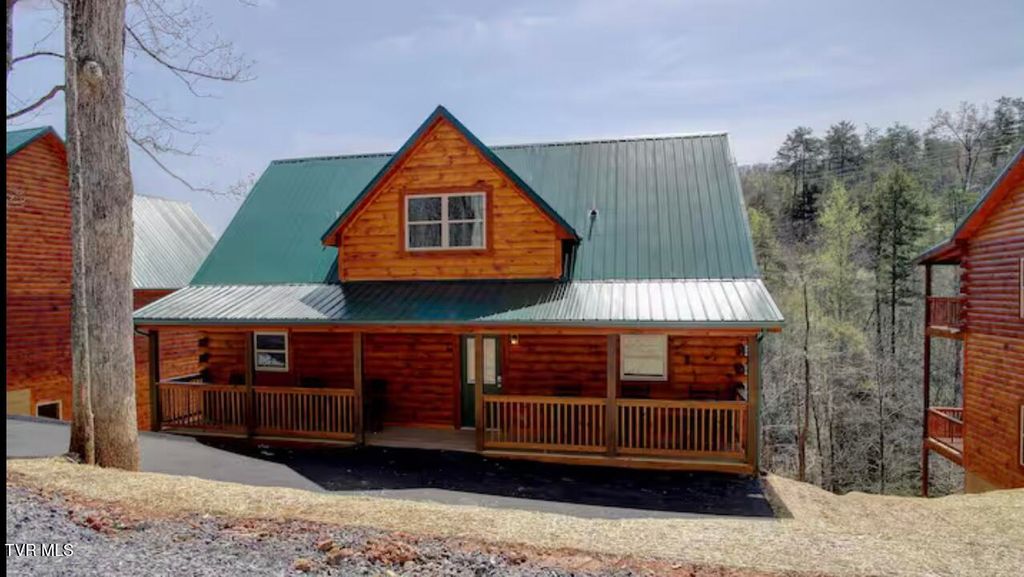 Photo of 821 String Run Way, Pigeon Forge, TN 37863 (MLS # 9989246)