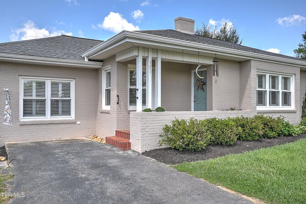 Photo of 101 Mcarthur Avenue, Elizabethton, TN 37643 (MLS # 9994220)