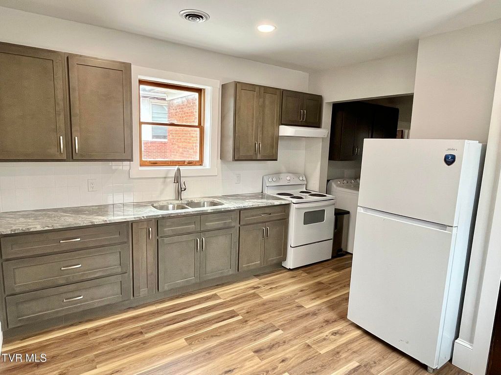 Photo of 635 Alabama Street #2, Bristol, TN 37620 (MLS # 9989940)