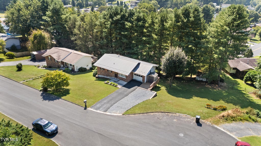 Photo of 226 High Oak Drive, Bristol, VA 24201 (MLS # 10000527)