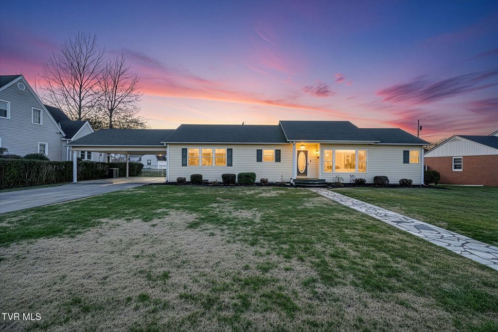 Photo of 205 Daytona Place, Elizabethton, TN 37643 (MLS # 9990070)