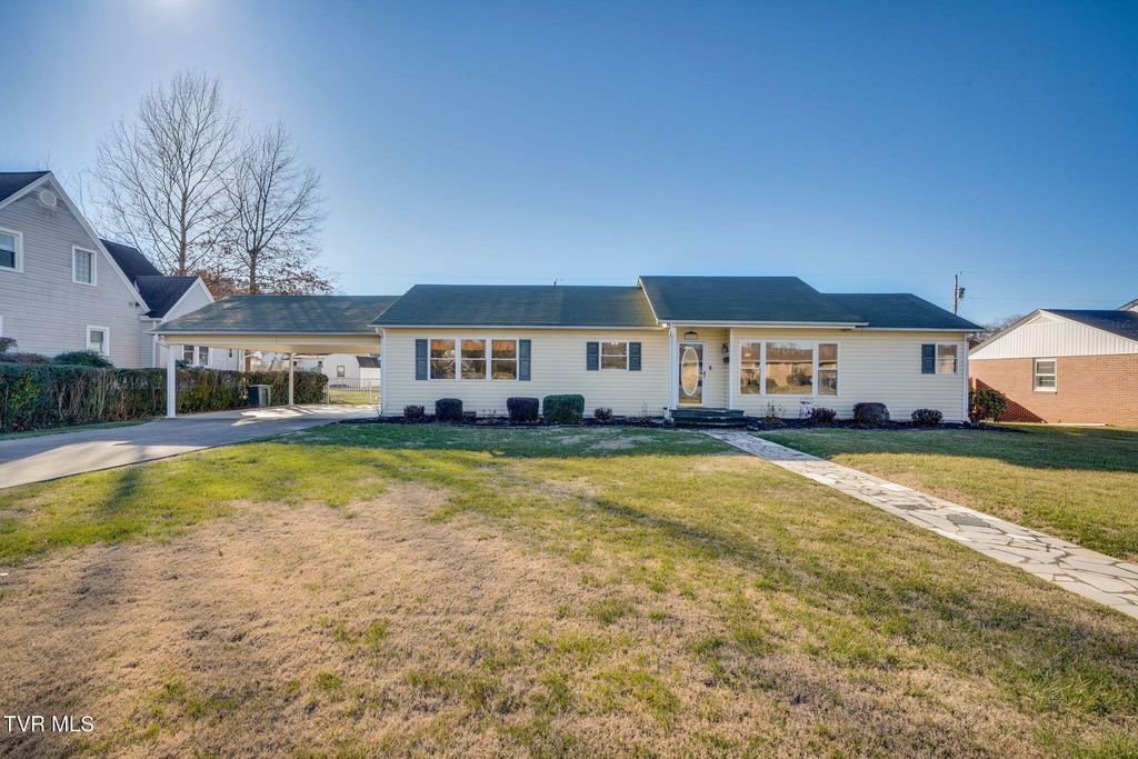 Photo of 205 Daytona Place, Elizabethton, TN 37643 (MLS # 9990070)