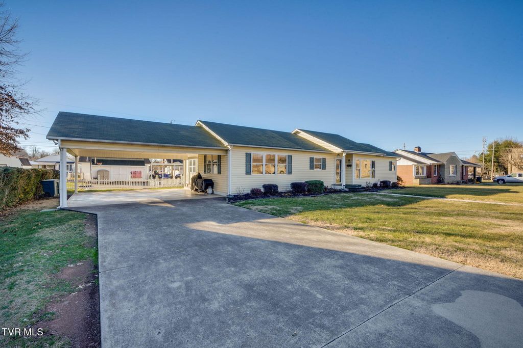 Photo of 205 Daytona Place, Elizabethton, TN 37643 (MLS # 9990070)