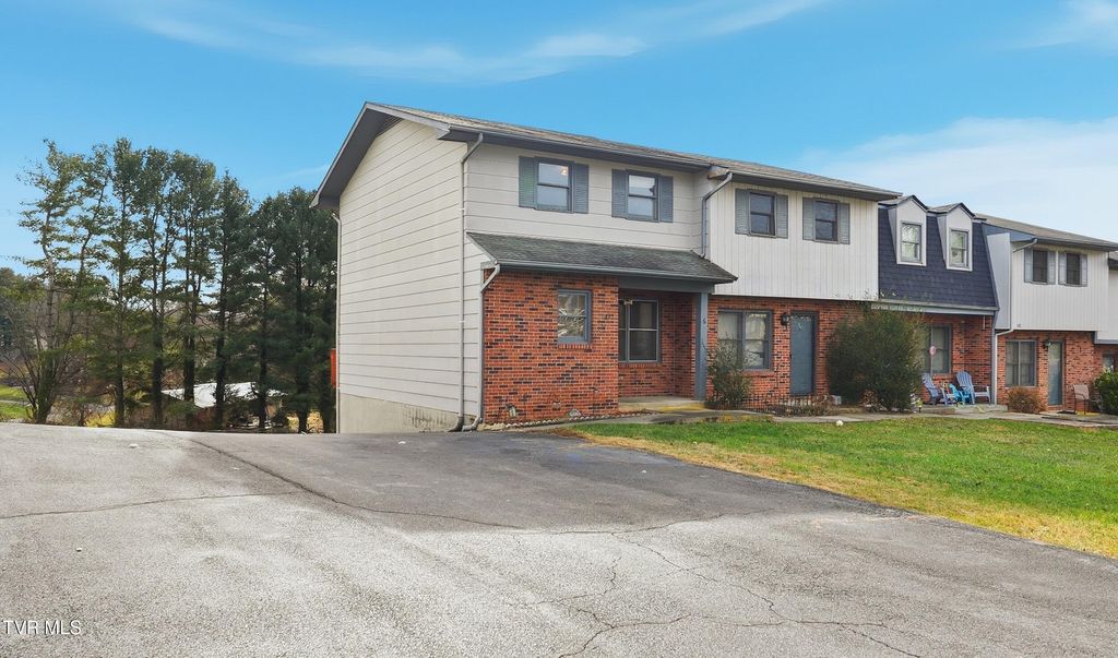 Photo of 161 Oakcrest Circle #161, Bristol, VA 24201 (MLS # 9989418)