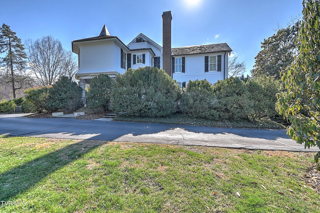 Photo of 824 Myrtle Avenue, Johnson City, TN 37601 (MLS # 9991785)