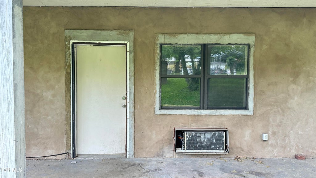 Photo of 828 Clairmont Road, Johnson City, TN 37601 (MLS # 9998107)