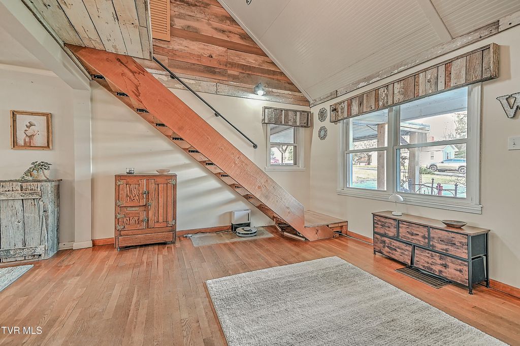 Photo of 212 Magnolia Drive, Bristol, VA 24201 (MLS # 9989606)