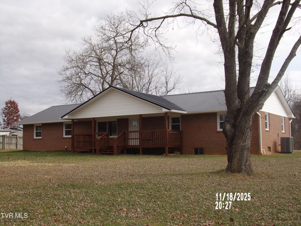 Photo of 915 Muddy Creek Road, Piney Flats, TN 37686 (MLS # 9988496)