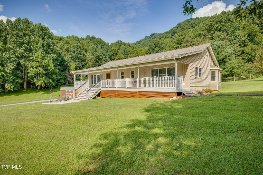 Photo of 100 Meadow Springs Court, Flag Pond, TN 37657 (MLS # 10000287)