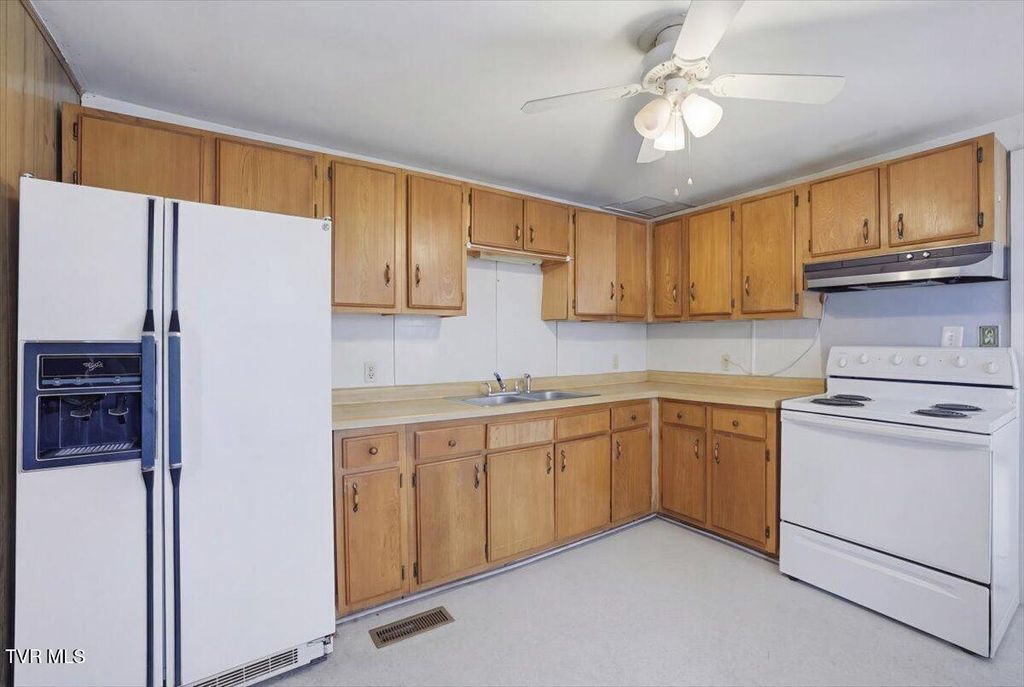 Photo of 1324 Davis Street, Morristown, TN 37814 (MLS # 9993170)