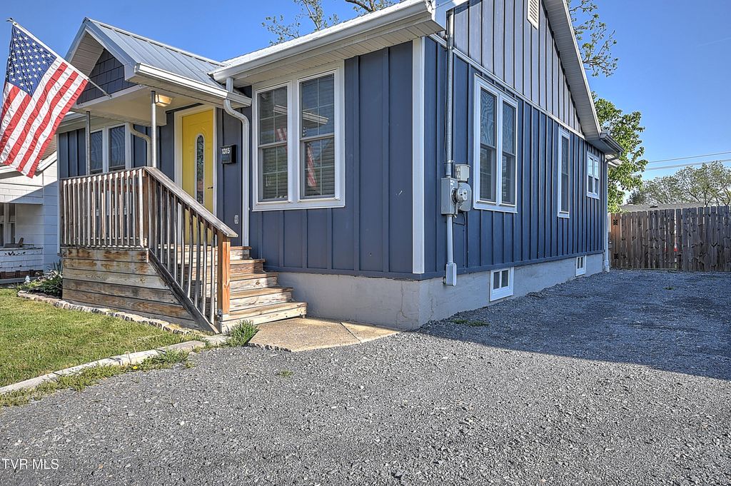 Photo of 1315 Anderson Street, Bristol, TN 37620 (MLS # 9994381)