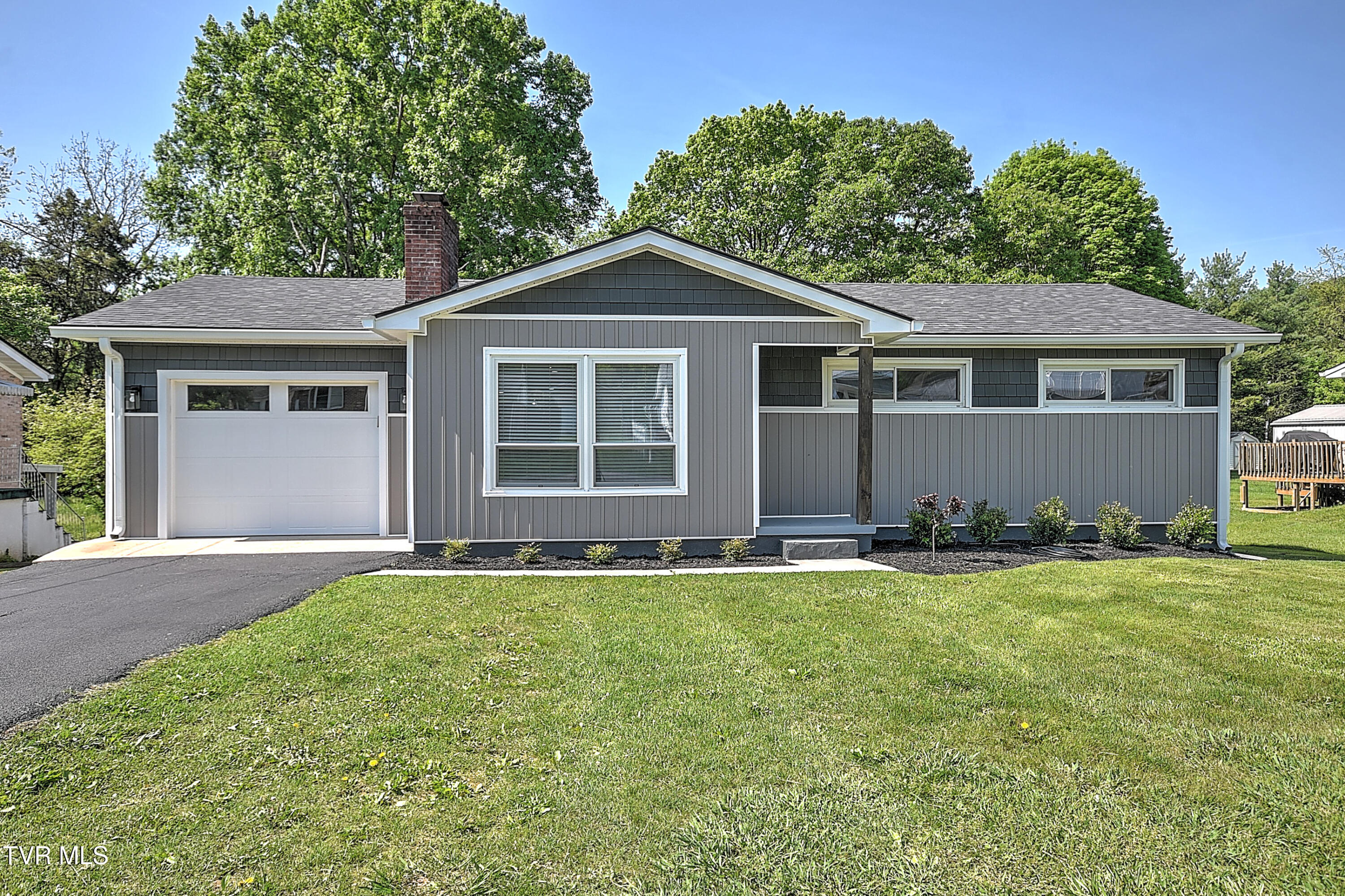 305 Blue Bonnet Drive, Bristol, Tennessee image 1