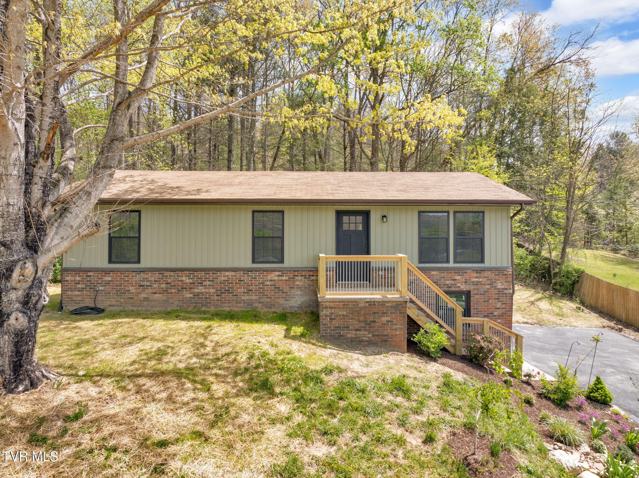 110 Patrick Henry Lane, Elizabethton, Tennessee image 1