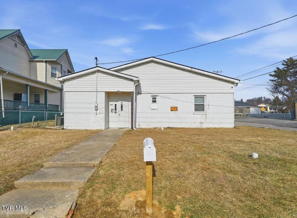 Photo of 300 Chilhowie Avenue, Johnson City, TN 37604 (MLS # 9993822)