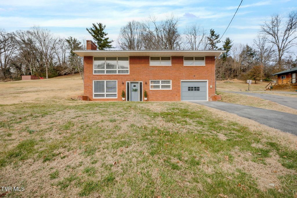Photo of 1423 Lakeside Lane, Kingsport, TN 37663 (MLS # 9989966)